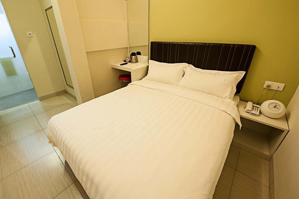 Seven Hotel Putatan Exterior foto
