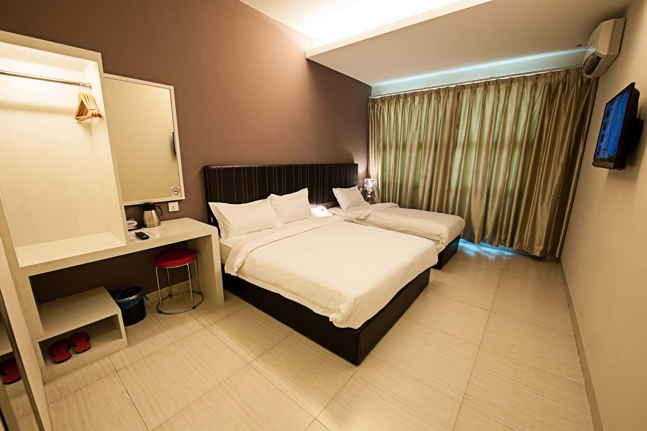 Seven Hotel Putatan Exterior foto