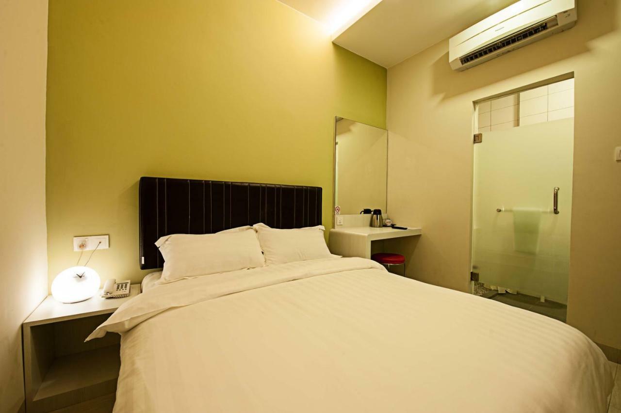 Seven Hotel Putatan Exterior foto